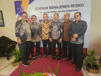 Menghadiri Acara Seminar Manajemen Risiko