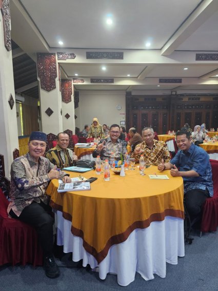 Menghadiri Acara Seminar Manajemen Risiko