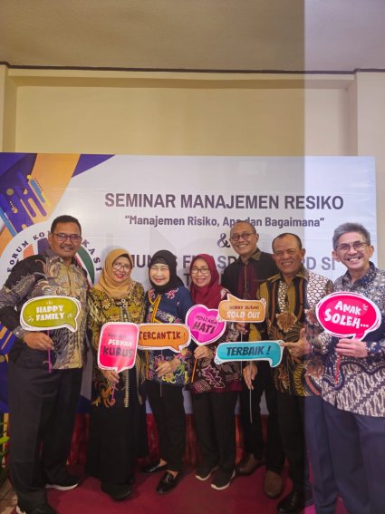 Menghadiri Acara Seminar Manajemen Risiko